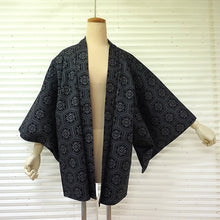 將圖片載入圖庫檢視器 Vintage Haori Kimono Jacket Silk, Black base, Hanakikkō (Flower Hexagon) Pattern