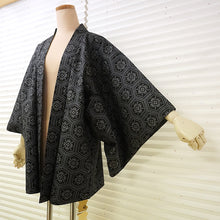 將圖片載入圖庫檢視器 Vintage Haori Kimono Jacket Silk, Black base, Hanakikkō (Flower Hexagon) Pattern