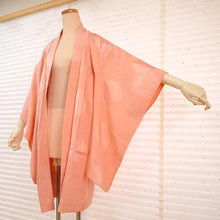 画像をギャラリービューアに読み込む, Vintage Haori Kimono Jacket Silk, Pastel Orange base, Chrysanthemums