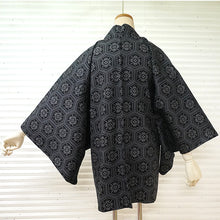 將圖片載入圖庫檢視器 Vintage Haori Kimono Jacket Silk, Black base, Hanakikkō (Flower Hexagon) Pattern