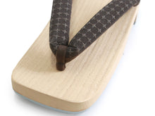画像をギャラリービューアに読み込む, Mens Paulownia Geta(Japanese Sandals) for Japanse Traditional Kimono/Yukata: Natural Base made of whitewood Dark brown cloth light brown plaid Clog thong 25.5 - 26.5cm