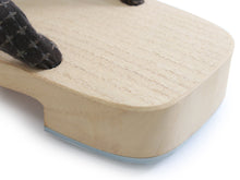 画像をギャラリービューアに読み込む, Mens Paulownia Geta(Japanese Sandals) for Japanse Traditional Kimono/Yukata: Natural Base made of whitewood Dark brown cloth light brown plaid Clog thong 25.5 - 26.5cm