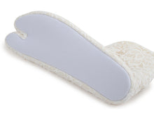 Load image into Gallery viewer, Women's Fleece Lace Tabi Socks Stretch with 4 Kohaze Clasps for Japanese Traditional Kimono :21.5 - 27.0cm