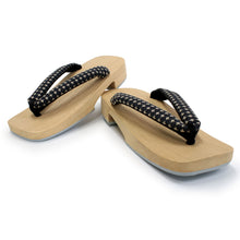 画像をギャラリービューアに読み込む, Men's Paulownia Wooden Geta(Japanese Sandals) for Japanese Traditional Kimono/Yukata: white wooden stand, black background, light beige plaid, strap