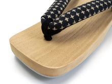 画像をギャラリービューアに読み込む, Men's Paulownia Wooden Geta(Japanese Sandals) for Japanese Traditional Kimono/Yukata: white wooden stand, black background, light beige plaid, strap