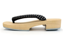 画像をギャラリービューアに読み込む, Men's Paulownia Wooden Geta(Japanese Sandals) for Japanese Traditional Kimono/Yukata: white wooden stand, black background, light beige plaid, strap