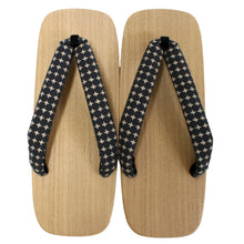 画像をギャラリービューアに読み込む, Men's Paulownia Wooden Geta(Japanese Sandals) for Japanese Traditional Kimono/Yukata: white wooden stand, black background, light beige plaid, strap