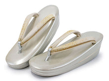 將圖片載入圖庫檢視器 Zori sandles and bag set, Women, Gold, silver  flower-shaped family crest