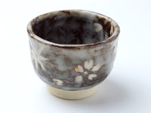將圖片載入圖庫檢視器 Kyoto Kiyomizu Ware Sake Cup - Sakura & Autumn Leaves Brown