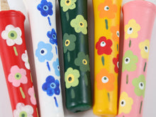 將圖片載入圖庫檢視器 Elegant Hand-Painted Japanese Candles(Floral Design)– Japanese Art , Set of 5 in a Paulownia Wood Box