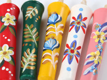 將圖片載入圖庫檢視器 Elegant Hand-Painted Japanese Candles(Floral Design)– Japanese Art , Set of 5 in a Paulownia Wood Box