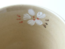 將圖片載入圖庫檢視器 Kyoto Kiyomizu Ware - Mug Ivory Sakura & Autumn Leaves