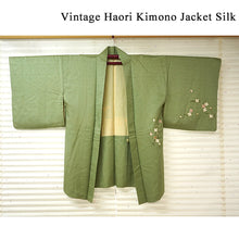 画像をギャラリービューアに読み込む, Vintage Haori Kimono Jacket Silk,Soft Green base, Delicate Floral Patterns
