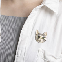 画像をギャラリービューアに読み込む, Handcrafted Japanese American Shorthair Cat Brooch – Artisan Pewter Pin with Glowing Eyes, Gift for Cat Lovers, for Women, for Men

