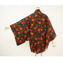 將圖片載入圖庫檢視器 Vintage Haori Kimono Jacket Silk, Elegant Black base, Timeless Vines
