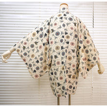 画像をギャラリービューアに読み込む, Vintage Haori Kimono Jacket Silk, Ivory  base, Elegant Floral
