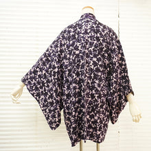 画像をギャラリービューアに読み込む, Vintage Haori Kimono Jacket Silk, Soft Pink base, Purple Leaf Design

