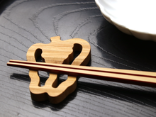 画像をギャラリービューアに読み込む, Japanese Bamboo Craft: Chopstick Rest, Vegetable, Green pepper
