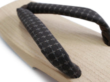 將圖片載入圖庫檢視器 Mens Paulownia Geta(Japanese Sandals) for Japanse Traditional Kimono/Yukata: Natural Base made of whitewood Dark brown cloth light brown plaid Clog thong 25.5 - 26.5cm

