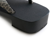 將圖片載入圖庫檢視器 Men&#39;s paulownia  Geta(Japanese Sandals) for Japanse Traditional Kimono/Yukata: Black Coating stand Black  Blue ocean wave  26 - 28 cm
