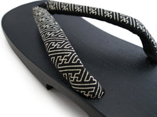 画像をギャラリービューアに読み込む, Mens Paulownia Geta(Japanese Sandals) for Japanse Traditional Kimono/Yukata: Black Coating stand black cloth shape of Sayagata Clog thong 26 - 28 cm
