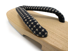 画像をギャラリービューアに読み込む, Men&#39;s Paulownia Wooden Geta(Japanese Sandals) for Japanese Traditional Kimono/Yukata: white wooden stand, black background, light beige plaid, strap
