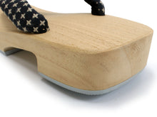 画像をギャラリービューアに読み込む, Men&#39;s Paulownia Wooden Geta(Japanese Sandals) for Japanese Traditional Kimono/Yukata: white wooden stand, black background, light beige plaid, strap
