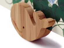 画像をギャラリービューアに読み込む, Japanese Bamboo Craft: Animal Magnet Whale

