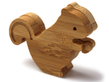 画像をギャラリービューアに読み込む, Japanese Bamboo Craft: Animal Magnet Squirrel
