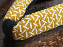 將圖片載入圖庫檢視器 Kid&#39;s Wooden Geta (Japanese Sandals) for Japanese Traditional Kimono/Yukata: 16-17cm Kagome Triangle Mastered

