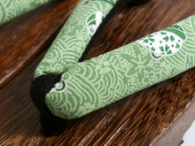 画像をギャラリービューアに読み込む, Kid&#39;s Wooden Geta (Japanese Sandals) for Japanese Traditional Kimono/Yukata:16-17cm Bell Charm Light Green

