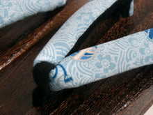 画像をギャラリービューアに読み込む, Kid&#39;s Wooden Geta (Japanese Sandals) for Japanese Traditional Kimono/Yukata: 16-17cm Bell Charm Light Blue
