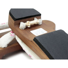 將圖片載入圖庫檢視器 Women&#39;s Paulownia Geta(Japanese Sandals) for Japanese Traditional Kimono/Yukata: Brown Coating stand white cloth blossom embroidery Clog thong 23.0 - 24.5cm
