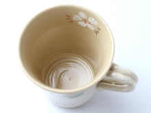 將圖片載入圖庫檢視器 Kyoto Kiyomizu Ware - Mug Ivory Sakura &amp; Autumn Leaves
